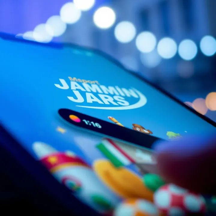 Bonus round wheel and multipliers in Jammin Jars slot game